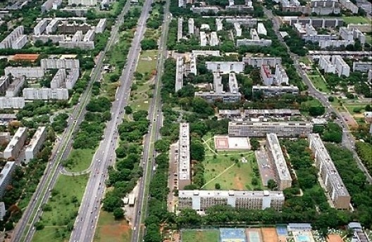 Superquadra de Brasília, DF. Plano Piloto de Lúcio Costa<br />Foto Nelson Kon 
