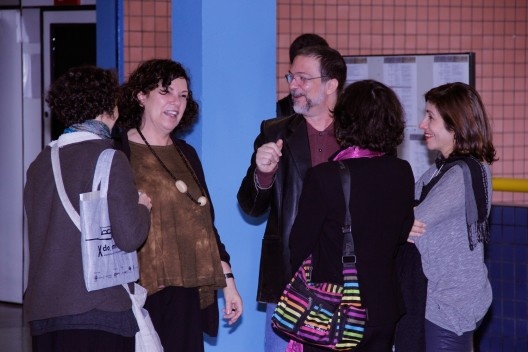 Angela Pedrão (de costas), Cecília Rodrigues dos Santos, Luiz Amorin, Sônia Marques (de costas) e Maria Alice Junqueira Bastos no intervalo das conferências<br />Foto Michelle Schneider 