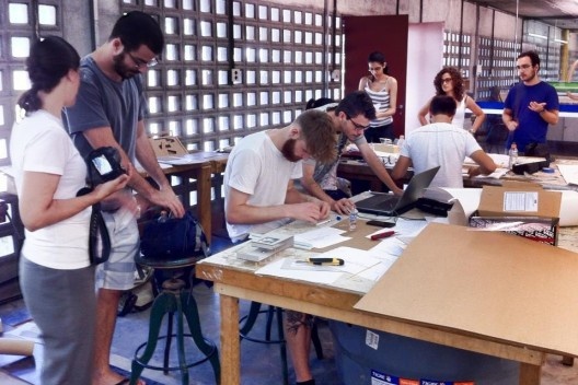 Oficina de Modelos, 14 de fevereiro, manhã, último dia da atividade, Marta Bogéa orienta alunos<br />Foto Abilio Guerra 