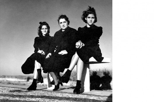 Eglantine Tavares Whatley Dias e suas filhas Jandyra (à esquerda) e Dinorah (mãe e irmãs de Benicio Whatley Dias), Praia do Leme, Rio de Janeiro 1940<br />Foto Benicio Whatley Dias  [Acervo Família Whatley Dias]