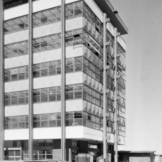 Edifício sede da Secretaria Municipal de Obras e Viação — Smov, Moacyr Moojen Marques, João José Vallandro e Léo Ferreira da Silva, 1966 –1970, fachadas leste e norte<br />Foto Moacyr Moojen Marques  [Acervo FAM Propar]