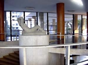 Mulher reclinada, Celso Antonio. Topo da escada do salão de exposições