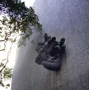 Prometeu estrangulando o abutre, Jacques Lipschitz. Parede externa do auditório