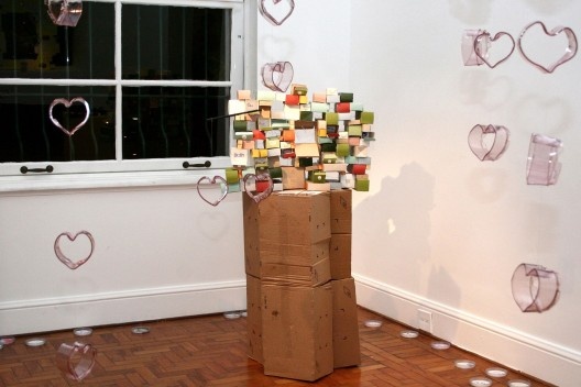 Exposição Amor Líquido, peças de material reciclado dos argentinos Alejandro Sarmiento e Lujan Cambariere. Museu da Casa Brasileira, São Paulo, 2007<br />Foto Mariana Chama 