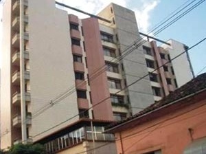Ed. Felício Brandi, R. Vaz de Mello - Centro, 1989. Edifício da década de 80, dos primeiros exemplares com mais de 10 pavimentos [OLIVEIRA, L. F. &  CARVALHO, A. W. B. Relatório Final de Pesquisa, 2006]