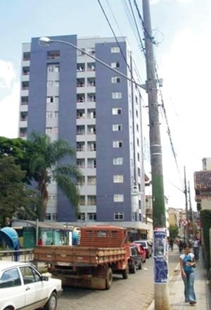 Ed.Millenium, Praça do Rosário – Centro, 1999. Edifício do final da década de 1990 [OLIVEIRA, L. F. & CARVALHO, A. W. B. Relatório Final de Pesquisa, 2006]