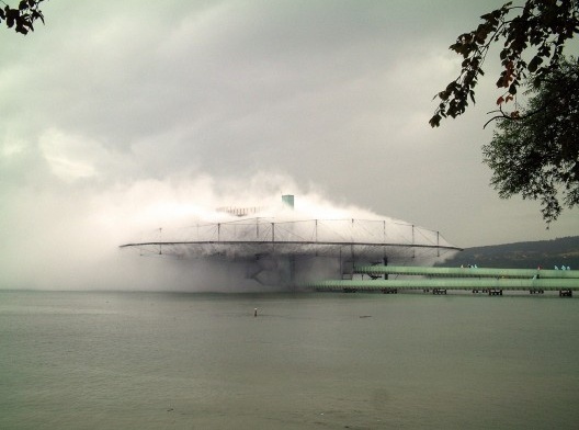 Expo Suiça 2002, <i>Pavilhão Blur</i>, Yverdon-les-Bains, Suiça. Arquitetos Elizabeth Diller and Ricardo Scofidio / Diller Scofidio + Renfro<br />Foto Norbert Aepli, Switzerland  [Wikimedia Commons]
