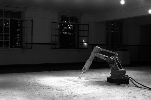 “Robô Motoman DFV desenhando na areia”, parte de Cidade e seu duplo, instalação de Abilio Guerra e Marco do Valle, Arte/cidade 2 – a cidade e seus fluxos, São Paulo, 1994<br />Foto Nelson Kon 