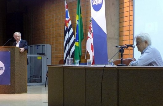Fernando Vázquéz faz a mediação da conversa de Carlos Eduardo Dias Comas com a plateia, Encontro Núcleo Docomomo-SP 2015<br />Foto André Marques 