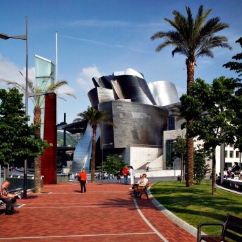 Figura 8 – O Museu Guggenheim, tornado ícone internacional de Bilbao, Espanha; fundamental na revitalização da área portuária e central. Arquiteto: Frank Gehry<br />Foto Nelson Kon 