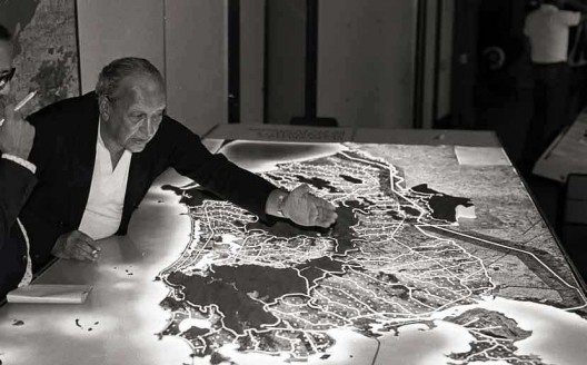 Sérgio Bernardes apresentando Plano para o Rio de Janeiro<br />Foto divulgação 