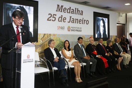 Carlos Martins lê texto em homenagem aos arquitetos que receberam a Medalha 25 de Janeiro<br />Foto César Ogata / SECOM 