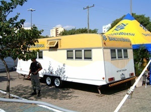 Trailer do Banco do Brasil no Fórum Social Mundial, 2005. Arquitetura móvel, mas não efêmera<br />Foto do autor 