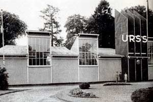 Pavilhão comercial da URSS, de Berthold Lubetkin, 1926. Feito para ser itinerante, foi itinerante pela França: exposto em Paris, Bordeaux, Marselha, Nancy, Tours, Strasbourg [00 Anos de Pavilhões de Exposição, de Moisés Puente. Barcelona: Ed. Gustavo Gili, 2000.]