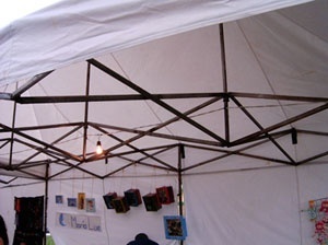 Estrutura pantográfica em toldo. Feira ao Largo da Mariquita, Salvador, 2004<br />Foto do autor 