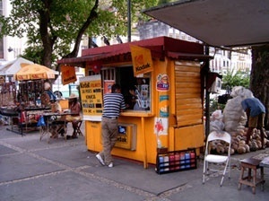 Cabine de foto-revelação no bairro do Comércio, Salvador, 2004<br />Foto do autor 