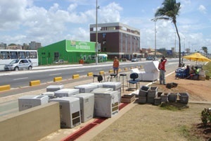 Praia de Armação, Salvador, 2005. Aparelhos e equipamentos para campeonato de vôlei<br />Foto do autor 