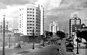 Ao fundo, o edifício São Luiz, o segundo a ser edificado 