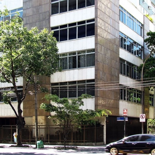 Balanço do prédio de esquina sobre os afastamentos mínimos frontais, a partir de 1975 substituído por varandas abertas e em balanço, Rio de Janeiro<br />Foto Andréa Redondo 