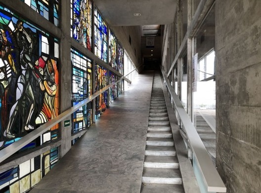Igreja São Bonifácio, 1964-66, arquiteto Hans Broos. Vista da escada e rampa de acesso<br />Foto Marcos José Carrilho 