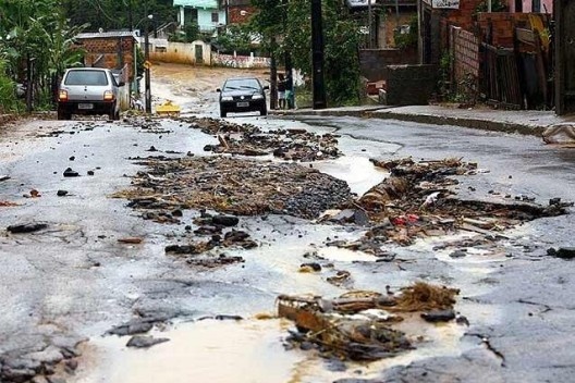 Estrada Velha do Cabrito, Alto do Cabrito, Pirajá em dias de chuva<br />Glify  [Wikimedia Commons]