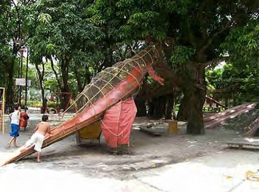Dinossauro, brinquedo de Elvira de Almeida, Parque Celso Daniel”, Santo André SP
<br />Foto Ana Luzia Ribeiro Mello, 19 jan. 2007  [dissertação “O brinquedo do parque”]