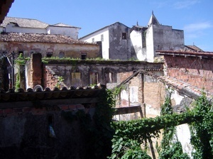 Imóveis ainda hoje em ruínas, localizados no Centro Histórico<br />Foto: Paula Marques Braga, Jun / 2008 