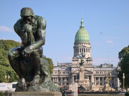 O Pensador, réplica da escultura de Auguste Rodin, Praça do Congresso, Buenos Aires<br />Foto Fabián Minetti  [Wikimedia Commons]
