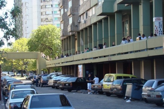 Villa Lugano, área comercial e circulação; ao fundo, passarela conectando os dois lados da avenida<br />foto André de Oliveira Torres Carrasco 