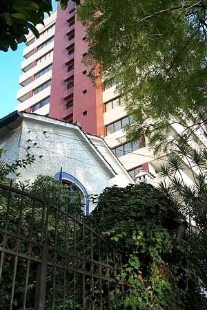 Densificação radical, inaceitável para Porto Alegre. 3 casas são substituídas por 16, 32, 48 ou mais apartamentos. Há uma ruptura de padrões. Surge de imediato uma nova configuração para a rua. A infraestrutura do bairro deve ser refeita. Sérios problemas