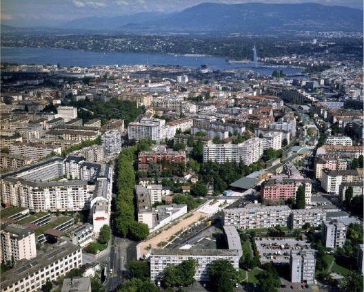 Parque linear sobre linha de trem CFF, projeto executado e em uso, Geneva, Suíça, 1992-2002. Arquiteto Pierre Bonnet<br />Foto divulgação 
