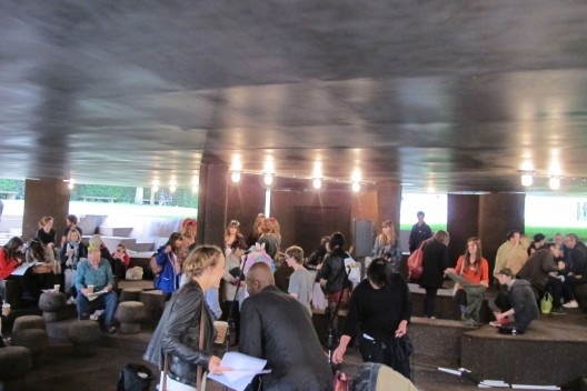 Foto do interior do pavilhão Serpentine com o público assistindo a um espetáculo musical <br />foto Roberto Segre 