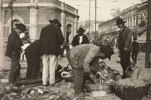 Comércio em frente ao Mercado Municipal, esquina das ruas 25 de março e General Carneiro, São Paulo, 1910<br />Foto Vincenzo Pastore 