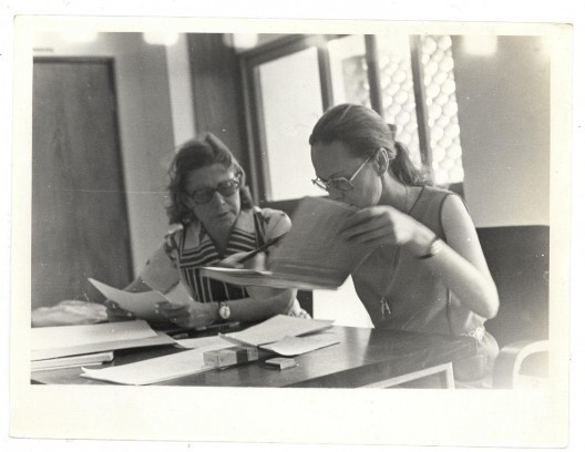 Integrantes do Departamento de Arquitetura em momento de estudo [Acervo Fotográfico EBA/Memorial Denis Bernardes]