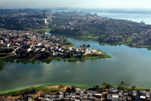 Vista aérea do Cantinho do Céu às margens da Billings<br />Foto Fabio Knoll  [Acervo Sehab]