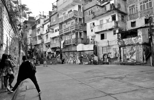 Ensaio fotográfico “Morro do Cantagalo”, por João Diniz, 2011. [divulgação]