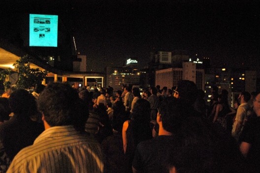 Convidados olhando a projeção na caixa d'água do edifício Anchieta<br />Foto Flavio Coddou 