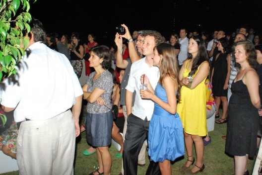 Convidados olhando a projeção; de preto, Eunice Helena Abazcal<br />Foto Thomas Bussius 