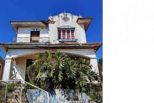 Casa demolida em 2021 que representava a linguagem luso-brasileira em Lages [Acervo das autoras, 2020]