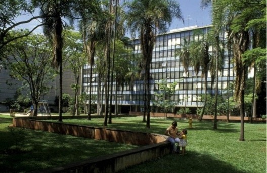 Super-quadra, Brasília DF, projeto urbanístico de Lúcio Costa, coordenação de projetos e obras de Oscar Niemeyer<br />Foto Nelson Kon 