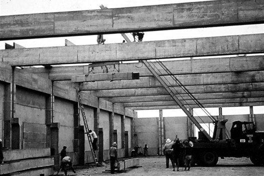 Refinaria Alberto Pasqualini﻿, montagem de pré-moldados e oficinas. Fayet, Araújo, Moojen e Pereira, 1962<br />Foto divulgação  [Acervo Fayet, Araújo & Moojen]