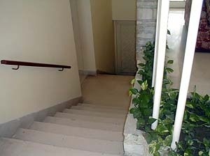Imagen 8: Detalle de un interior donde se observa la adaptación a la topografía, a través de una escalera que permite el acceso a las habitaciones en planta baja