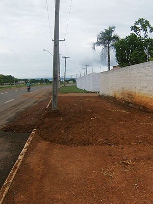 Fig. 2: Fachada cega dos muros dos fundos das residências, na quadra 203N.<br />Autoria: Patrícia Orfila (2009) 