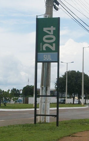 Fig. 4: Totem de indicação de quadra de 4,40mx0,80m de largura<br />Autoria: Patrícia Orfila (2009) 