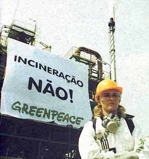 14 de novembro de 2001: agentes disfarcados do Greenpeace agitam a plataforma
