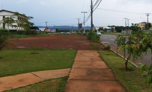 Fig. 1: Calçamento interrompido na Quadra 202N.<br />Autoria: Patrícia Orfila (2009) 