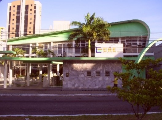 Clube da ASSEN. Projeto de Raymundo Gomes, 1959. Modernista. Formas curvas, pórticos de entrada em alvenaria e concreto. Uso de esquadrias de alumínio e vidro. A cobertura é uma continuidade da parede lateral. Av. Prudente de Morais, 828, Tirol<br />Foto Gustavo Sobral, 2010 