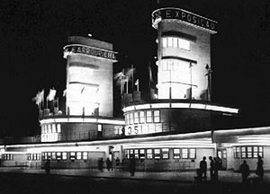 Foto noturna do Pórtico Monumental da Exposição do Centenário Farroupilha.  ["Arquitetura Comemorativa da Exposição do Centenário Farroupilha", Projeto UniARQ, Pro-Rei]