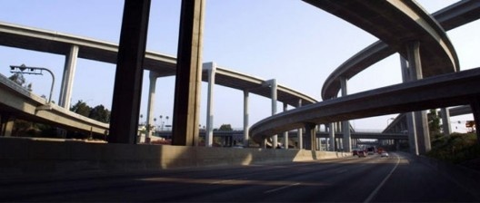 Viadutos em Los Angeles, foto usada na capa da edição de bolso do livro <i>Los Angeles, The Architecture of Four Ecologies</i>, University of California Press<br />Foto divulgação / Photo divulgation  [Website University of South Alabama]