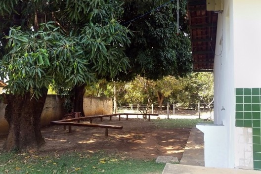 Sala de aula externa anexa ao laboratório de suíno<br />Foto Bruna Pavesi Tannure, 2016 